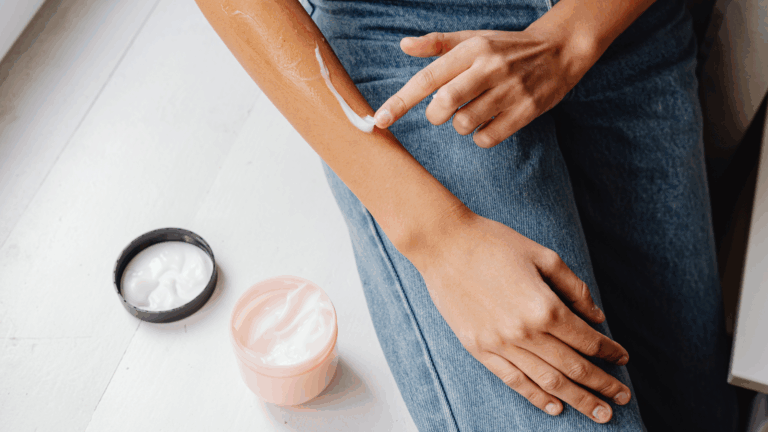 Beispielbild für Blogbeitrag, es wird eine Creme auf einen Arm aufgetragen