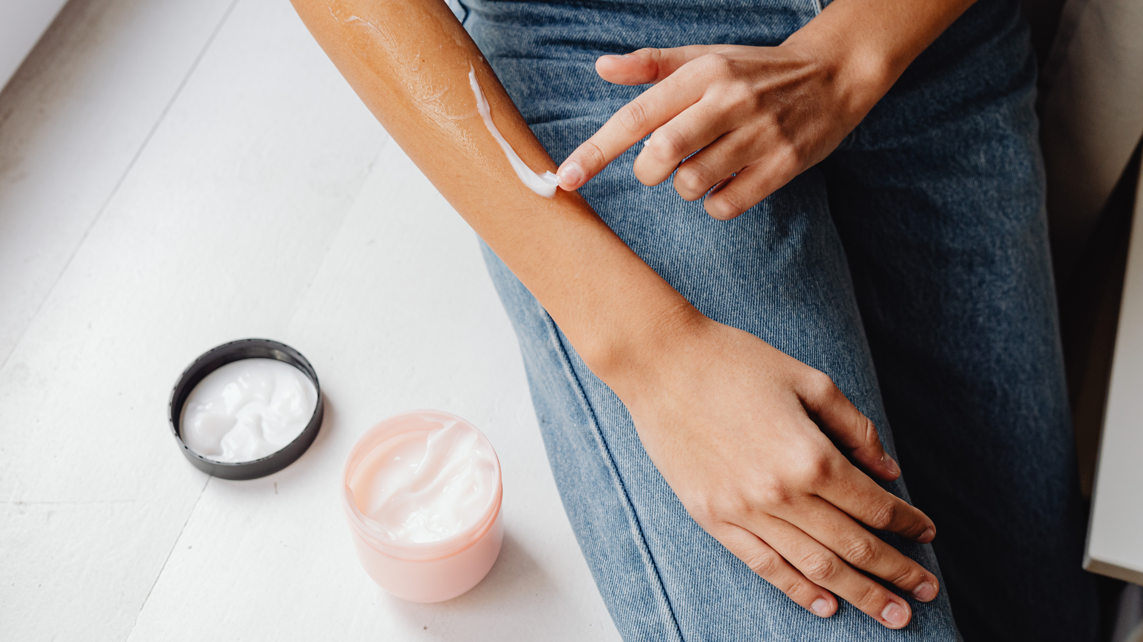 Beispielbild für Blogbeitrag, es wird eine Creme auf einen Arm aufgetragen